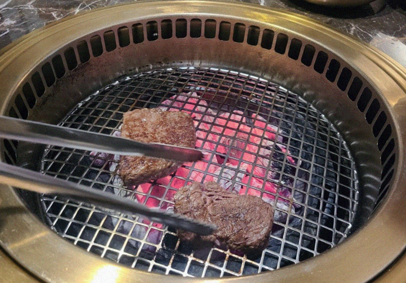 DAEBOJUNG City Hall · Hanwoo beef grilling over binchotan charcoal