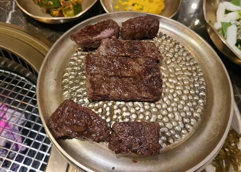 DAEBOJUNG City Hall · Hanwoo beef grilling over binchotan charcoal
