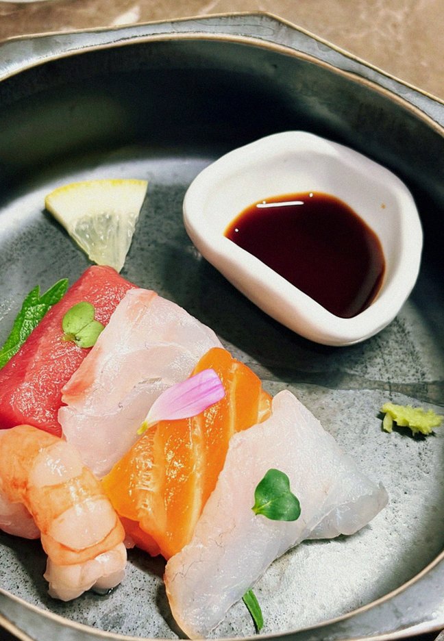 DAEBOJUNG Yeouido · seafood course served alongside the beef