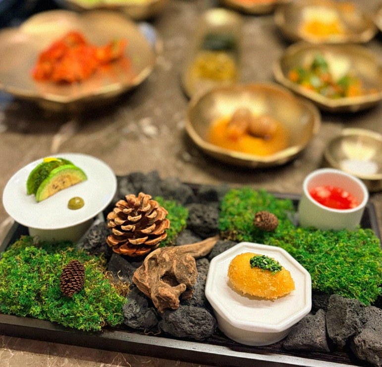 DAEBOJUNG Yeouido · assorted Korean side dishes (banchan)