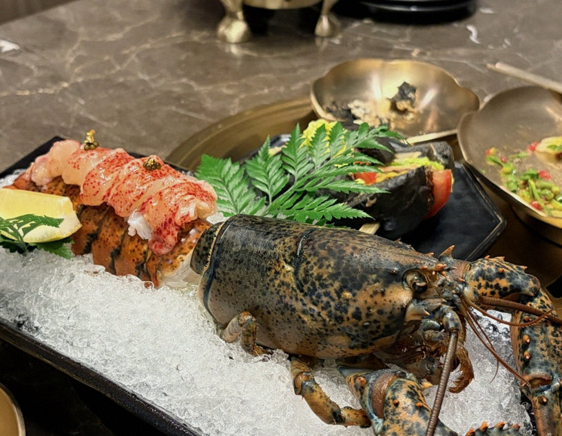 DAEBOJUNG Yeouido · the signature Hanwoo showing — marbled beef cuts and caviar presented in a display chest