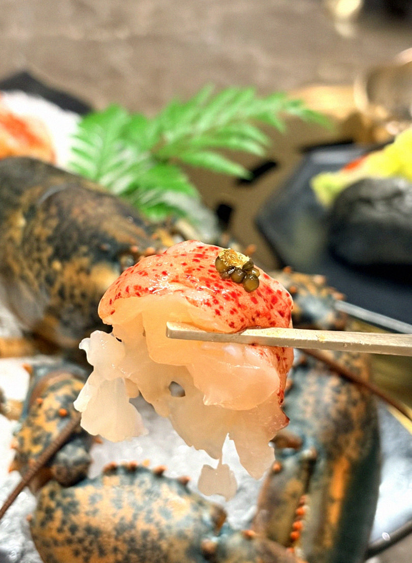 DAEBOJUNG Yeouido · seafood course served alongside the beef