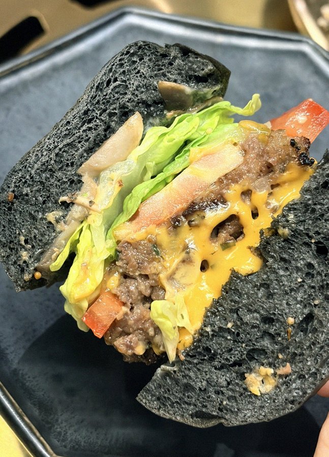 DAEBOJUNG Yeouido · the signature Hanwoo showing — marbled beef cuts and caviar presented in a display chest