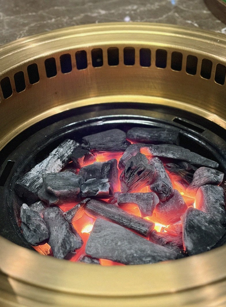 DAEBOJUNG Yeouido · Hanwoo beef grilling over binchotan charcoal