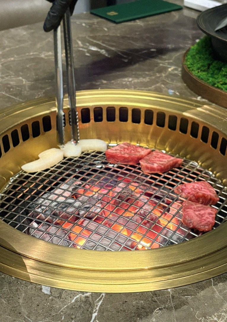DAEBOJUNG Yeouido · Hanwoo beef grilling over binchotan charcoal