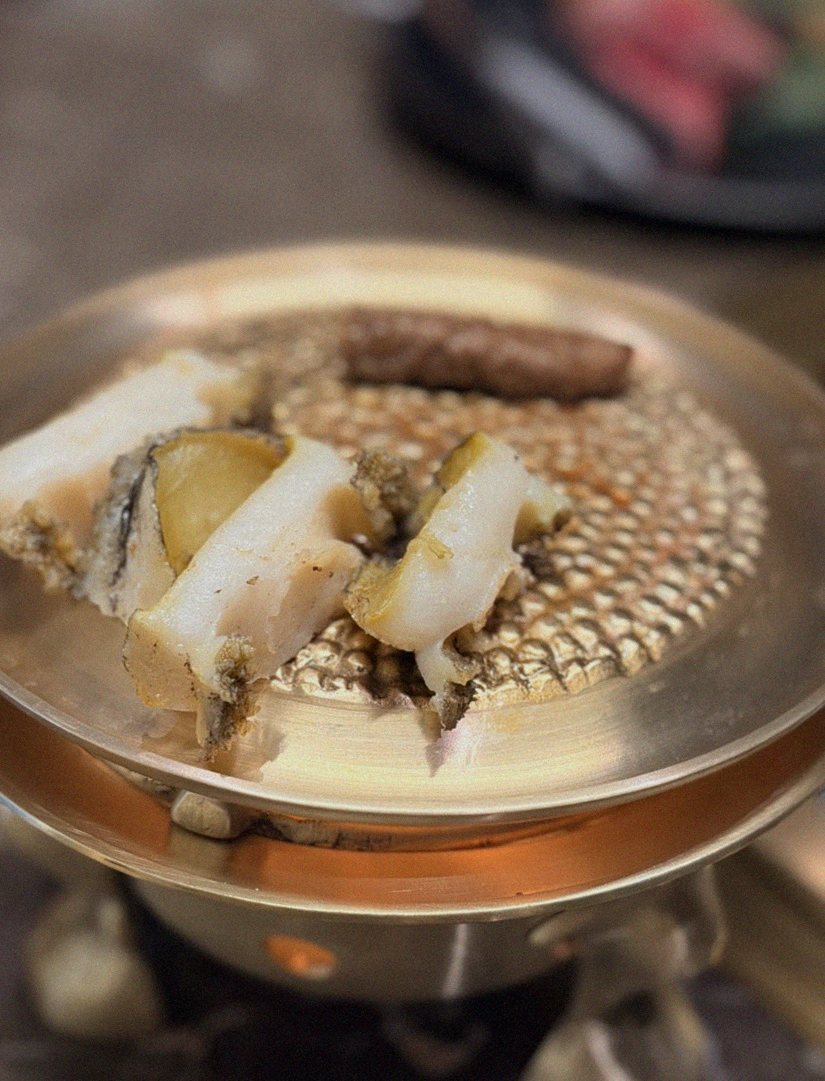 DAEBOJUNG Yeouido · the signature Hanwoo showing — marbled beef cuts and caviar presented in a display chest