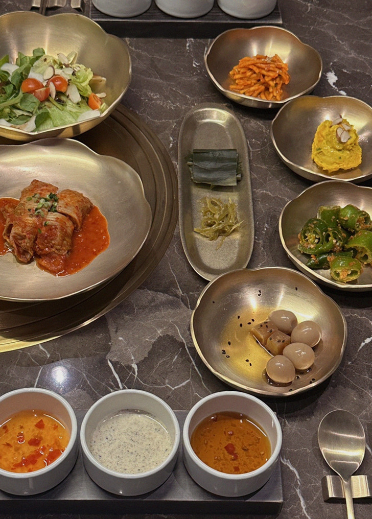 대보정 여의도점 · 여의도 룸식당 여의도 맛집 · 정갈하게 차려진 반찬과 곁들임 찬