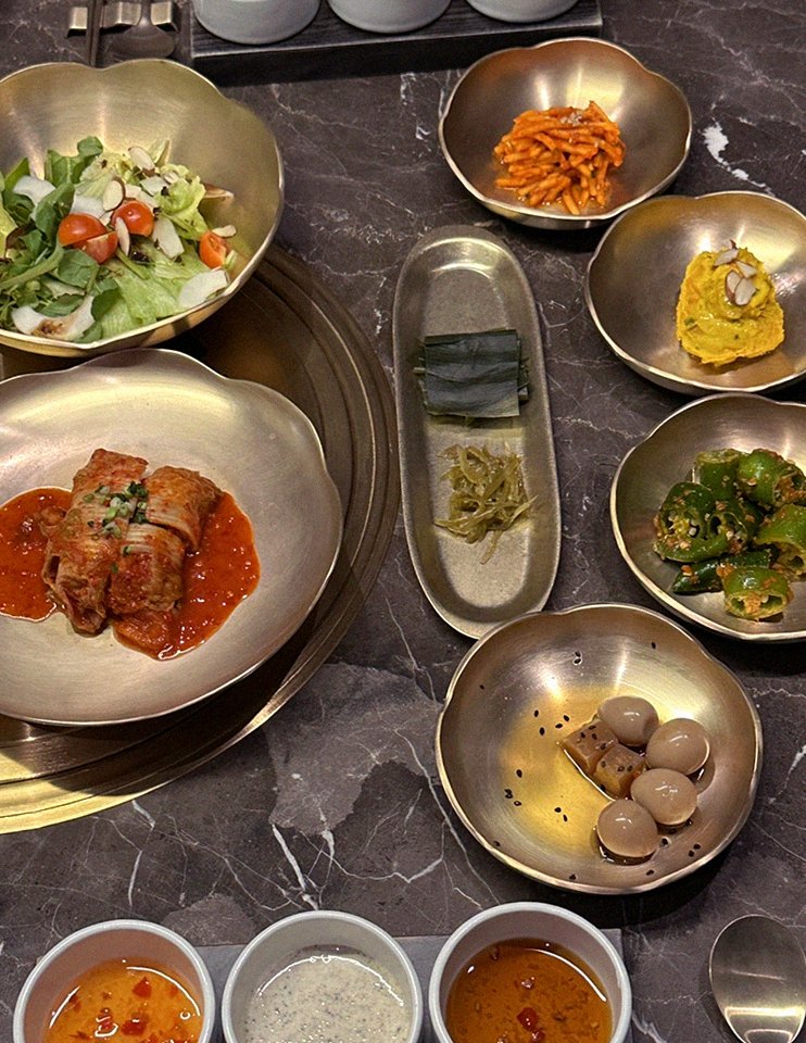 대보정 여의도점 · 여의도 룸식당 여의도 맛집 · 정갈하게 차려진 반찬과 곁들임 찬