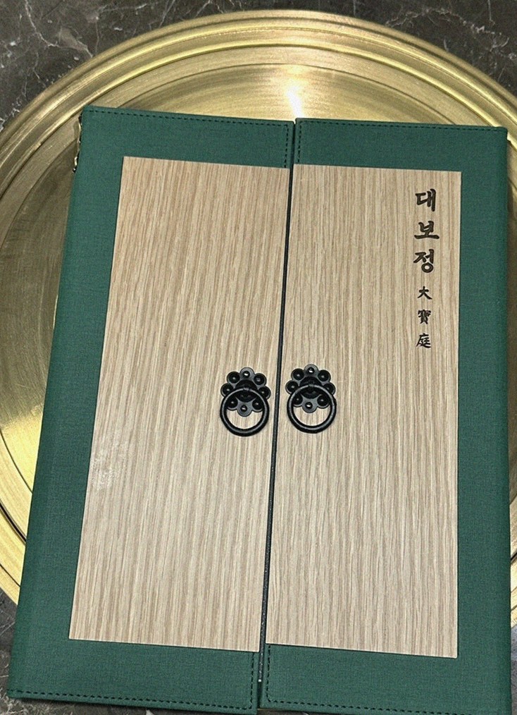 대보정 여의도점 · 여의도 룸식당 여의도 맛집 · 시그니처 한우 쇼잉 — 진열함에 담긴 마블링 한우와 캐비아
