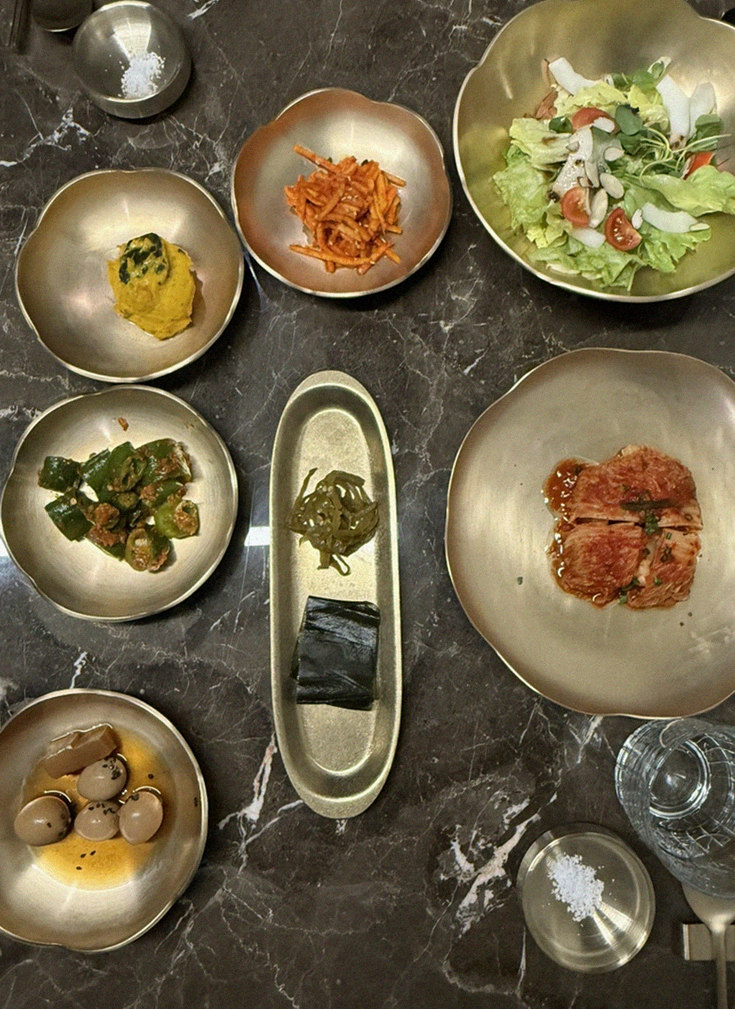 대보정 여의도점 · 여의도 맛집 더현대 맛집 · 정갈하게 차려진 반찬과 곁들임 찬