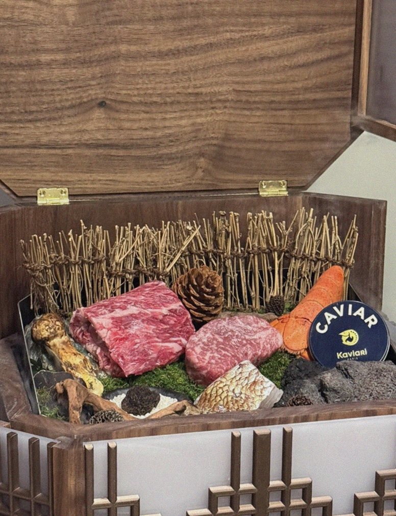 대보정 여의도점 · 여의도 맛집 더현대 맛집 · 시그니처 한우 쇼잉 — 진열함에 담긴 마블링 한우와 캐비아