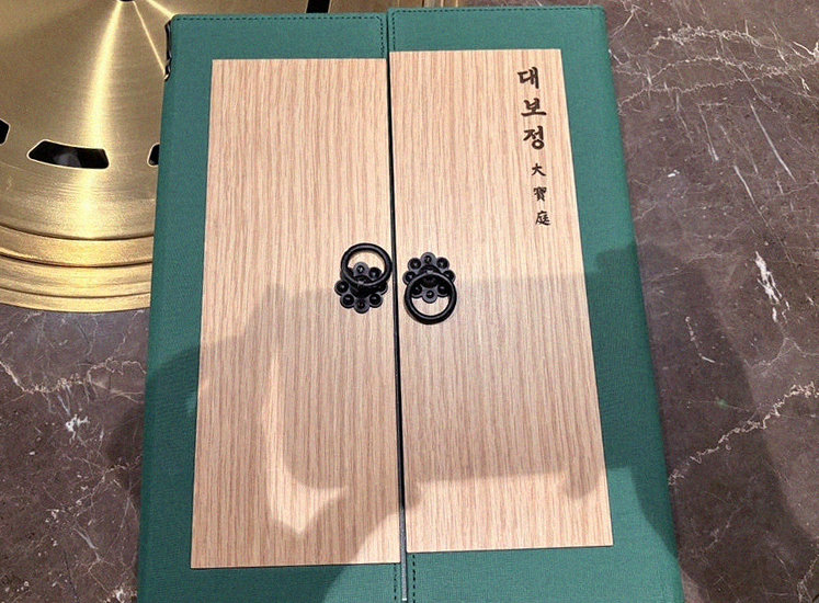 대보정 여의도점 · 여의도 룸식당 여의도 오마카세 · 시그니처 한우 쇼잉 — 진열함에 담긴 마블링 한우와 캐비아