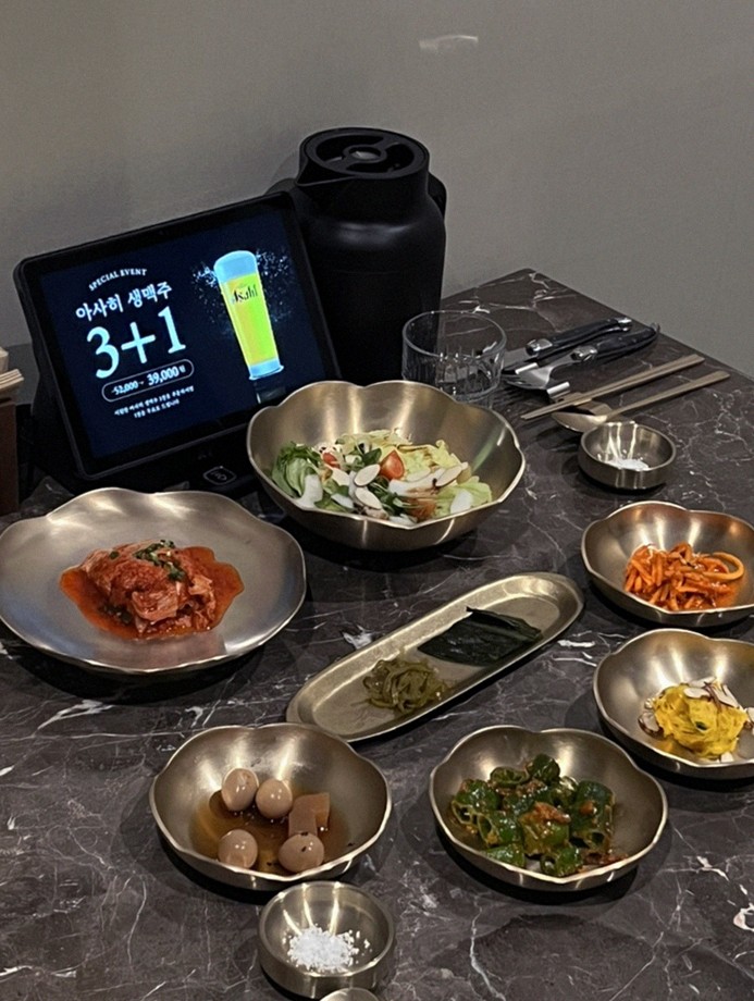 대보정 여의도점 · 여의도 룸식당 여의도 맛집 · 정갈하게 차려진 반찬과 곁들임 찬