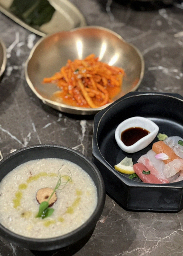 대보정 여의도점 · 여의도 룸식당 여의도 맛집 · 정갈하게 차려진 반찬과 곁들임 찬