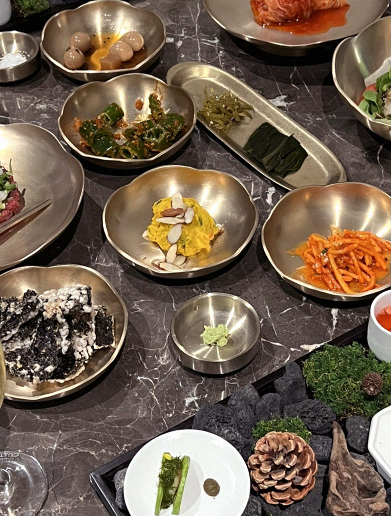 대보정 여의도점 · 여의도 룸식당 여의도 맛집 · 정갈하게 차려진 반찬과 곁들임 찬