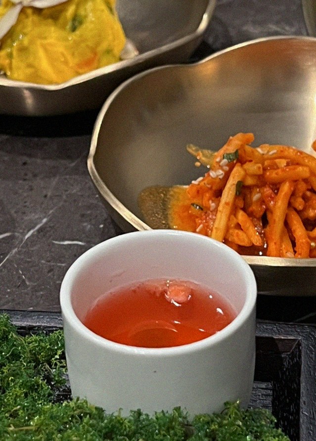 대보정 여의도점 · 여의도 룸식당 여의도 맛집 · 정갈하게 차려진 반찬과 곁들임 찬