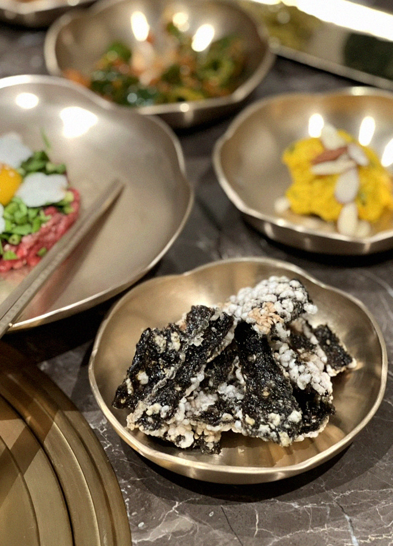 대보정 여의도점 · 여의도 룸식당 여의도 맛집 · 정갈하게 차려진 반찬과 곁들임 찬