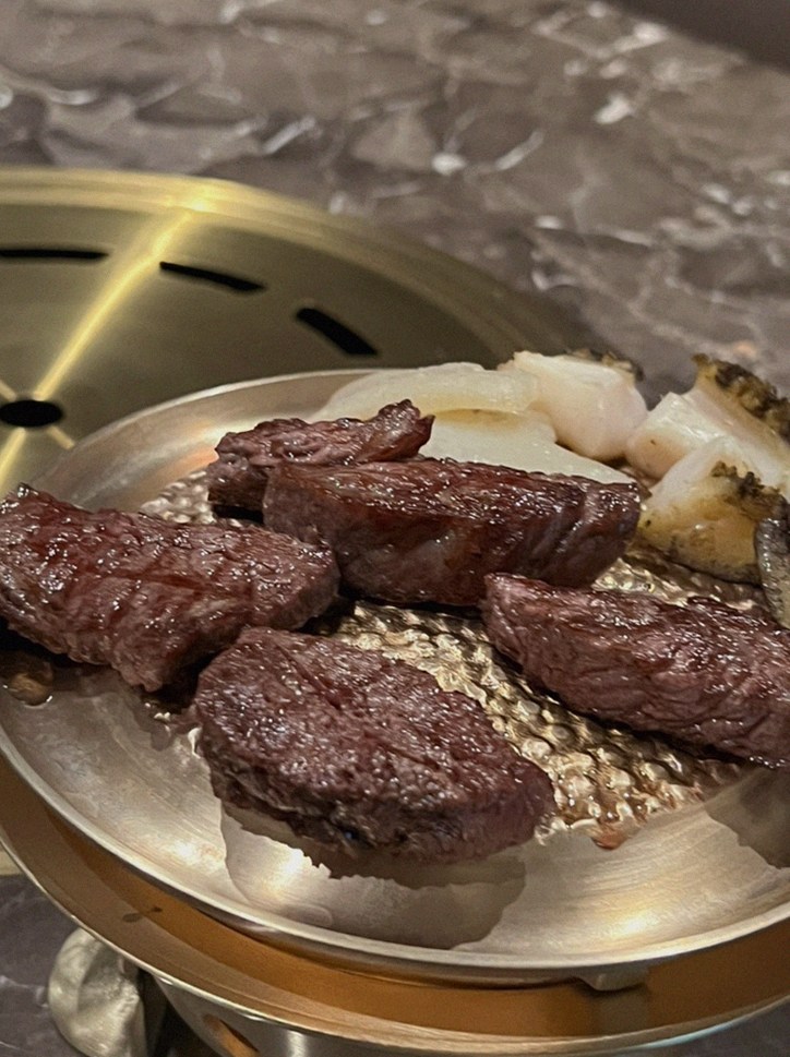 대보정 여의도점 · 여의도 룸식당 여의도 맛집 · 시그니처 한우 쇼잉 — 진열함에 담긴 마블링 한우와 캐비아