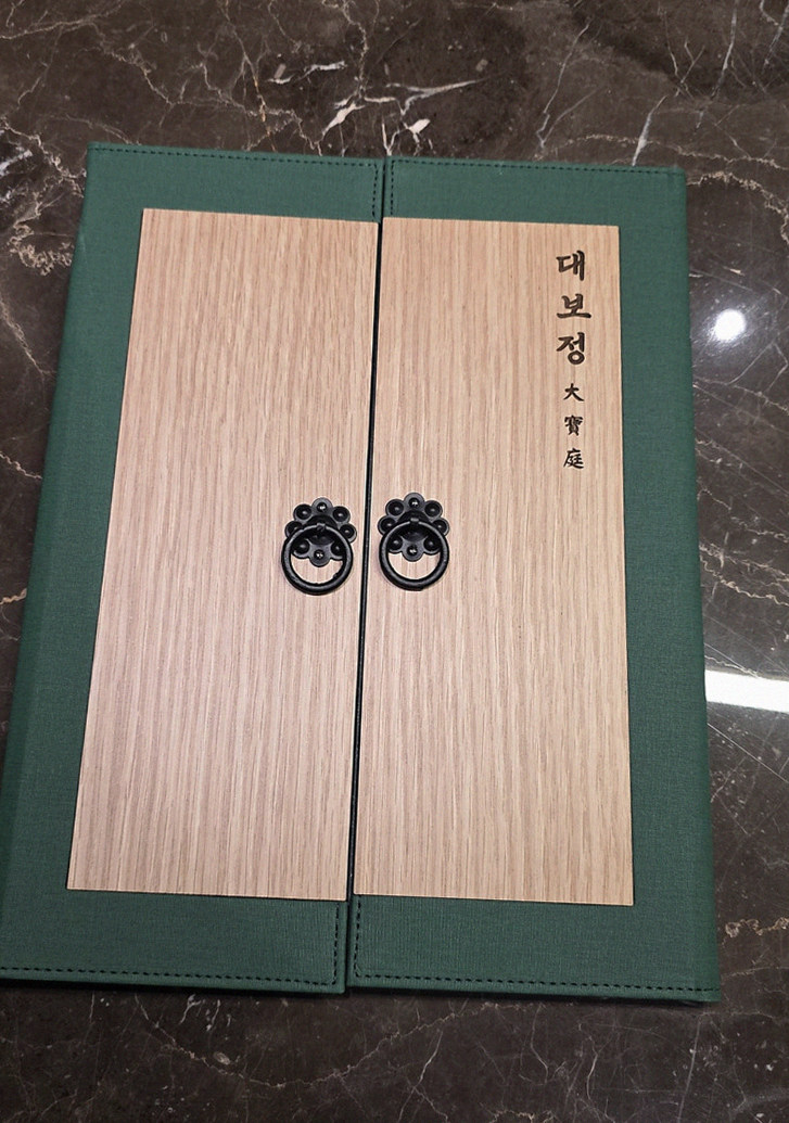 DAEBOJUNG Yeouido · the signature Hanwoo showing — marbled beef cuts and caviar presented in a display chest
