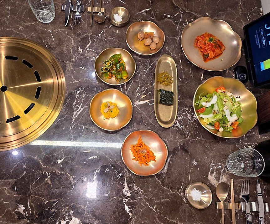 DAEBOJUNG Yeouido · assorted Korean side dishes (banchan)