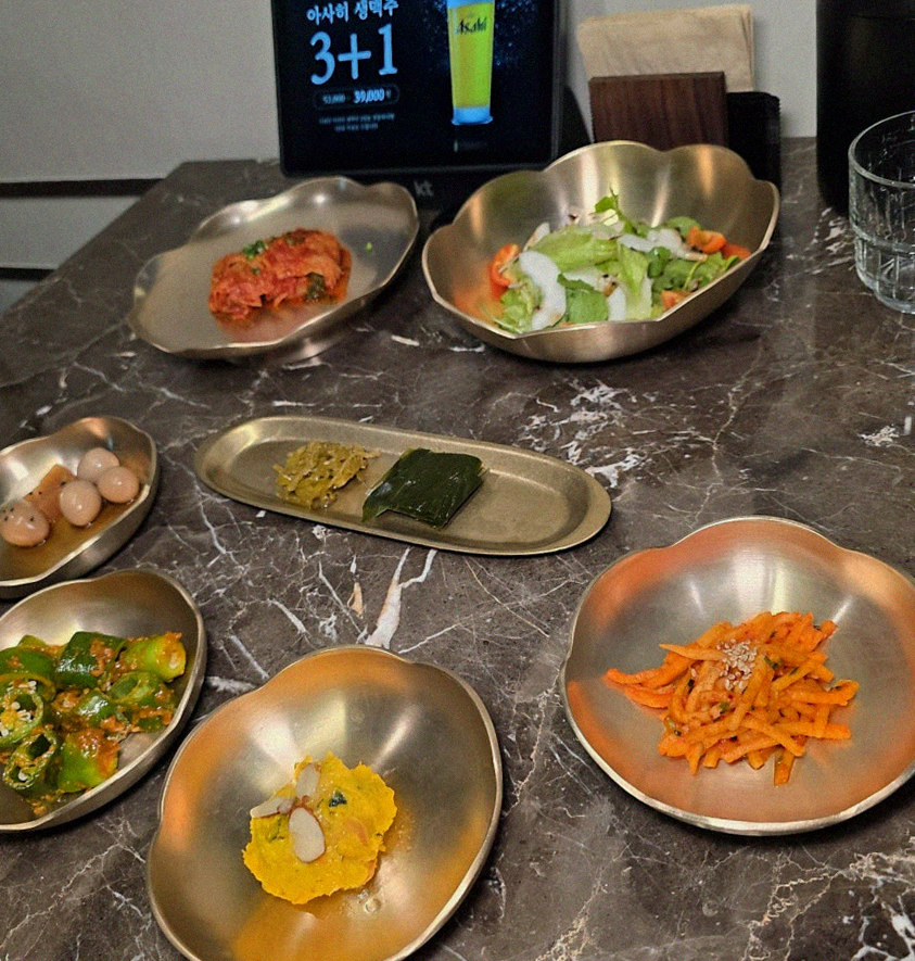 DAEBOJUNG Yeouido · assorted Korean side dishes (banchan)