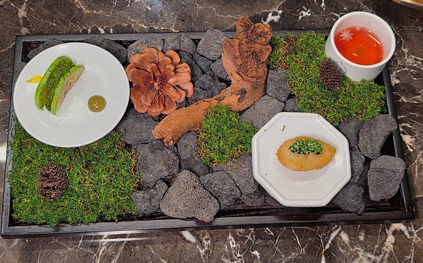 DAEBOJUNG Yeouido · the signature Hanwoo showing — marbled beef cuts and caviar presented in a display chest