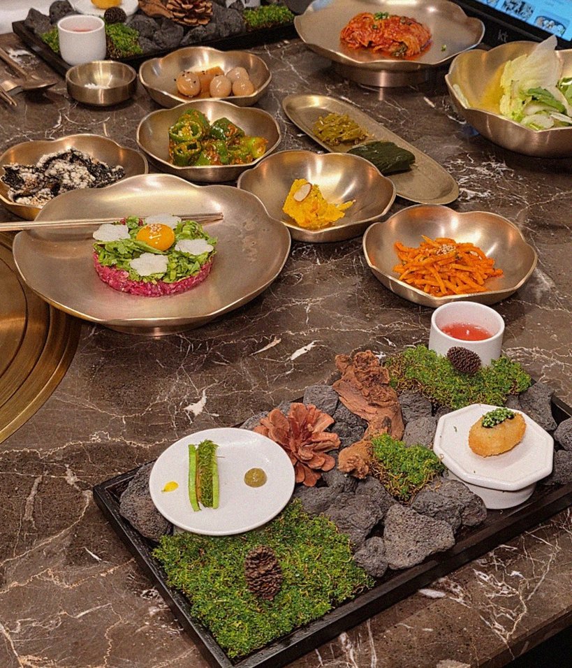 DAEBOJUNG Yeouido · assorted Korean side dishes (banchan)