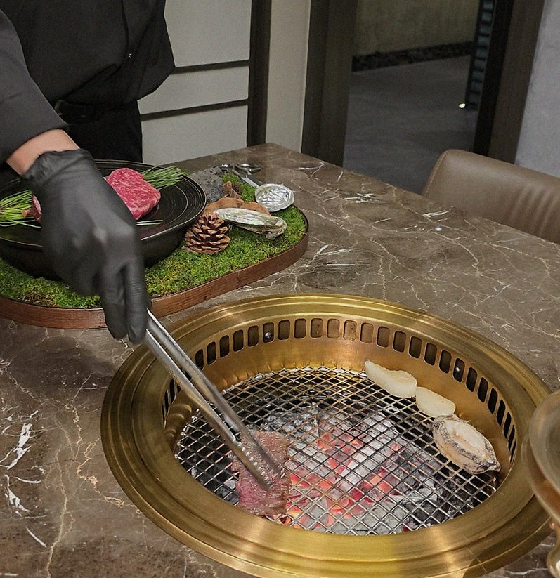 DAEBOJUNG Yeouido · the signature Hanwoo showing — marbled beef cuts and caviar presented in a display chest