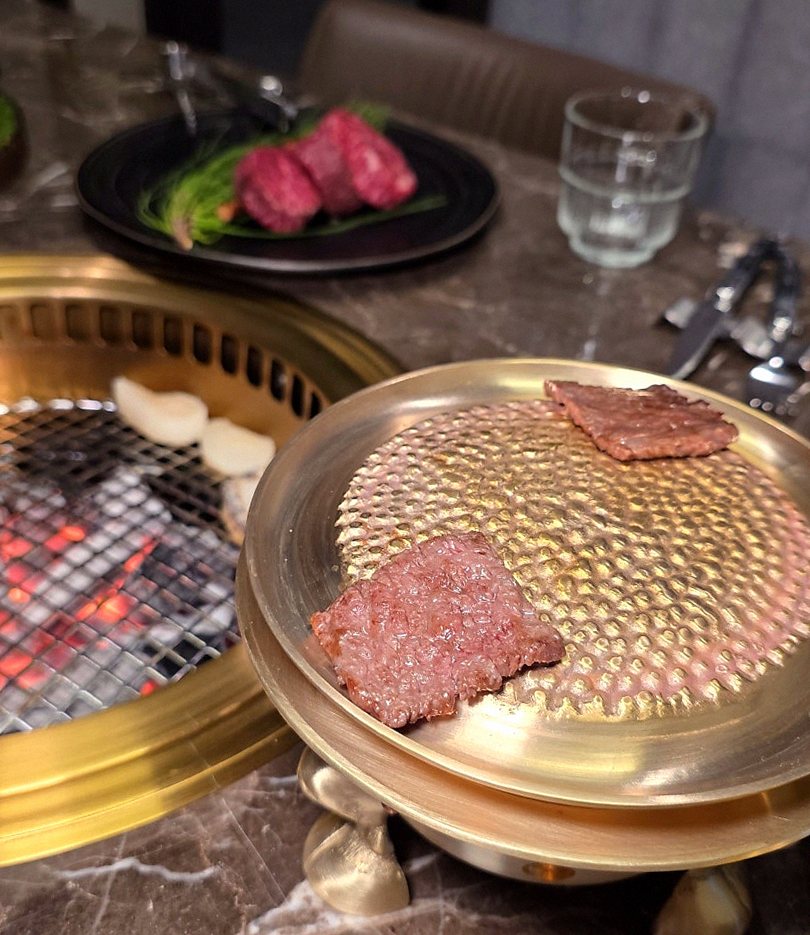 DAEBOJUNG Yeouido · the signature Hanwoo showing — marbled beef cuts and caviar presented in a display chest