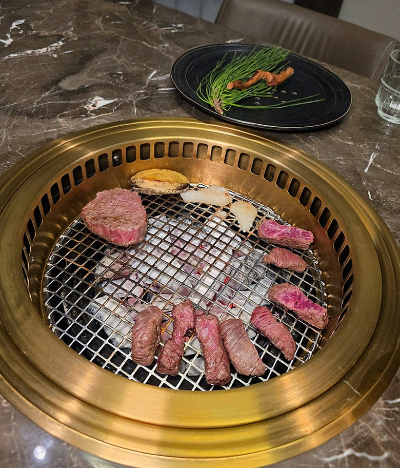 DAEBOJUNG Yeouido · the signature Hanwoo showing — marbled beef cuts and caviar presented in a display chest