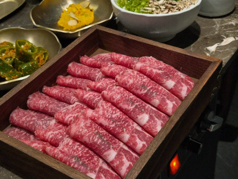 DAEBOJUNG Yeouido · premium marbled Hanwoo beef presented before grilling
