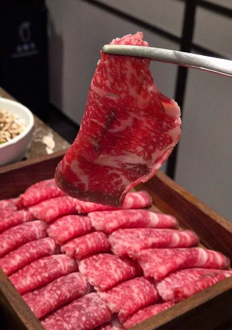 DAEBOJUNG Yeouido · premium marbled Hanwoo beef presented before grilling