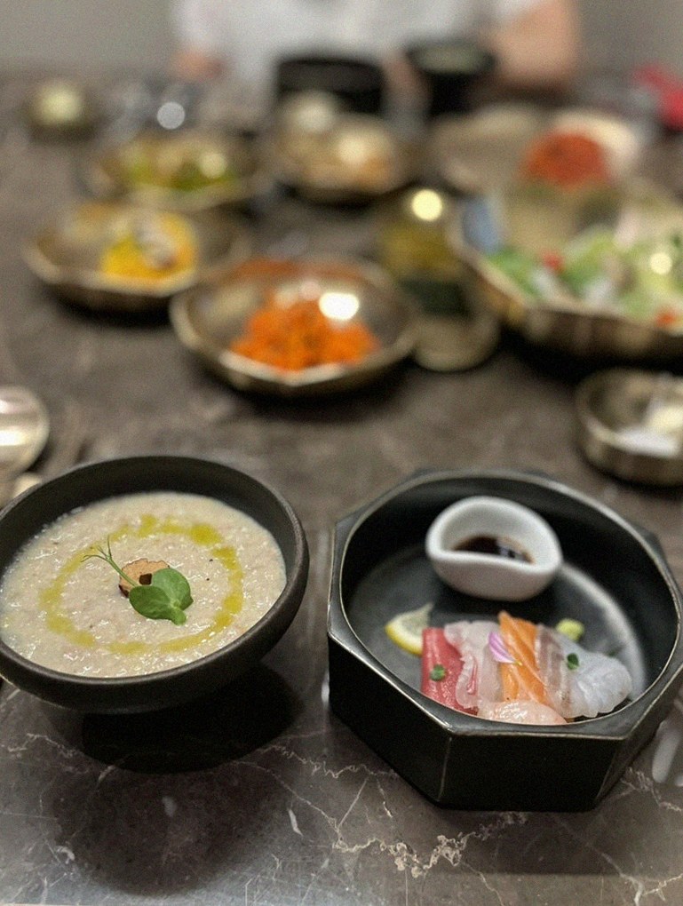 대보정 여의도점 · 여의도 룸식당 여의도 맛집 · 정갈하게 차려진 반찬과 곁들임 찬
