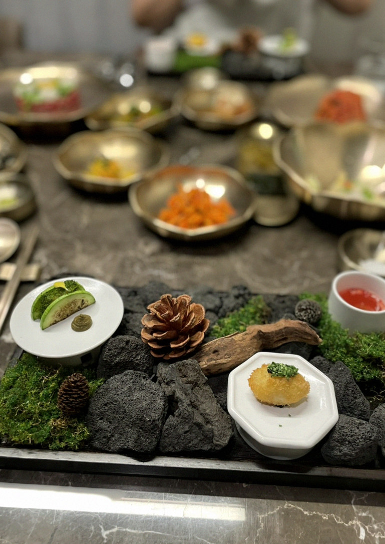 대보정 여의도점 · 여의도 룸식당 여의도 맛집 · 정갈하게 차려진 반찬과 곁들임 찬