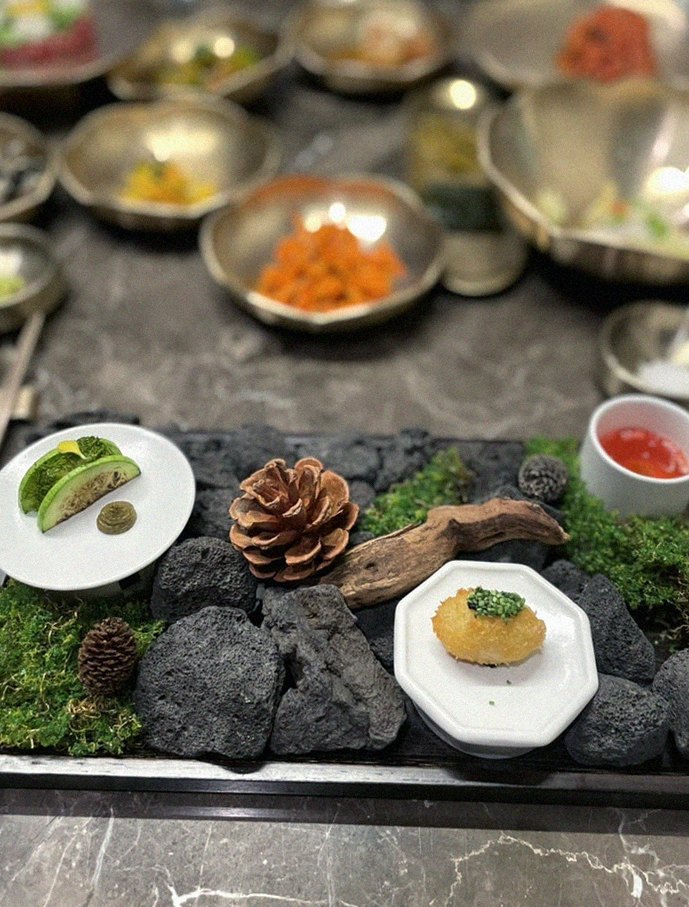 대보정 여의도점 · 여의도 룸식당 여의도 맛집 · 정갈하게 차려진 반찬과 곁들임 찬