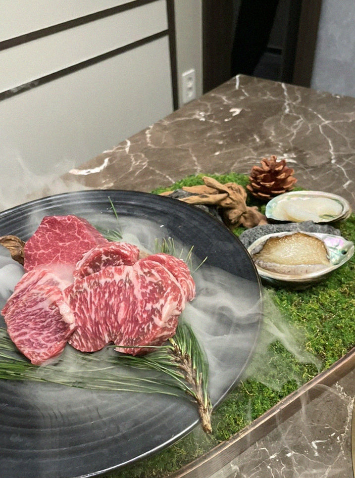 대보정 여의도점 · 여의도 룸식당 여의도 맛집 · 시그니처 한우 쇼잉 — 진열함에 담긴 마블링 한우와 캐비아