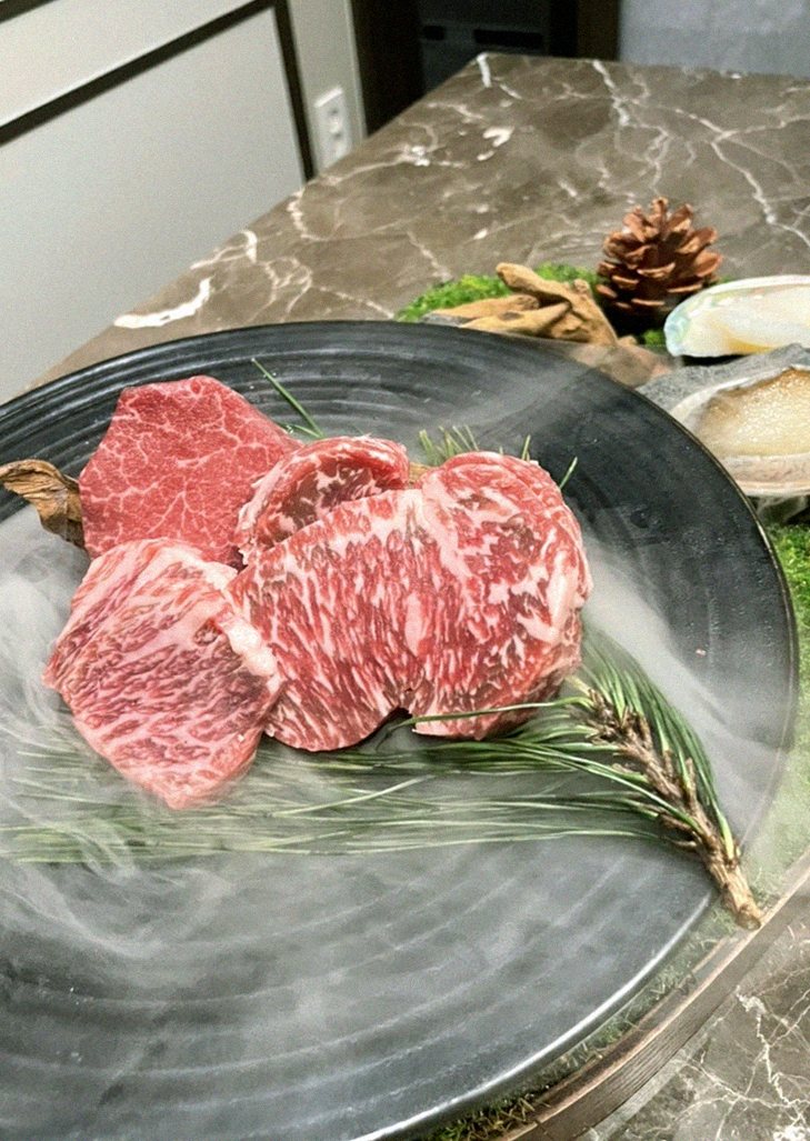 대보정 여의도점 · 여의도 룸식당 여의도 맛집 · 마블링이 살아있는 프리미엄 한우 쇼잉