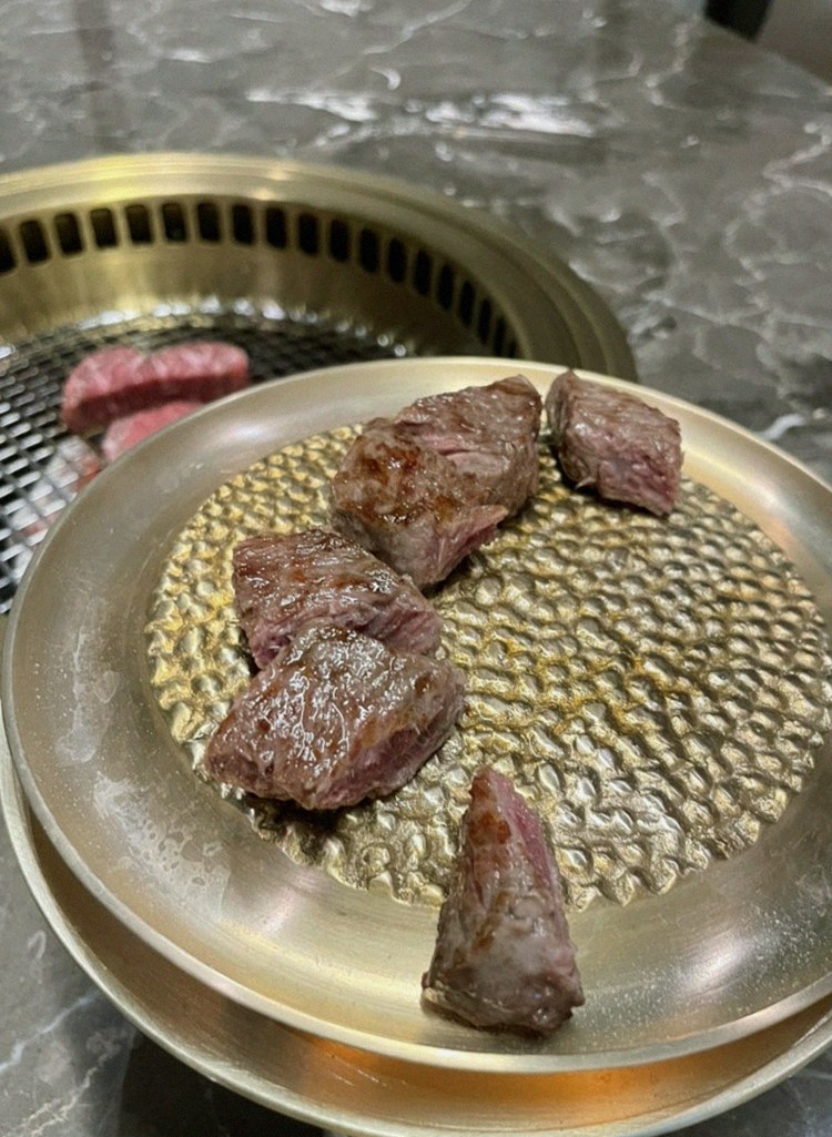 대보정 여의도점 · 여의도 룸식당 여의도 맛집 · 마블링이 살아있는 프리미엄 한우 쇼잉