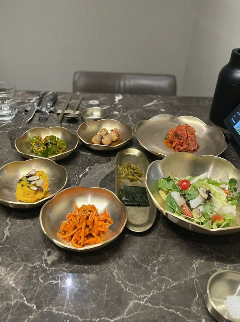 대보정 여의도점 · 여의도 룸식당 여의도 맛집 · 정갈하게 차려진 반찬과 곁들임 찬