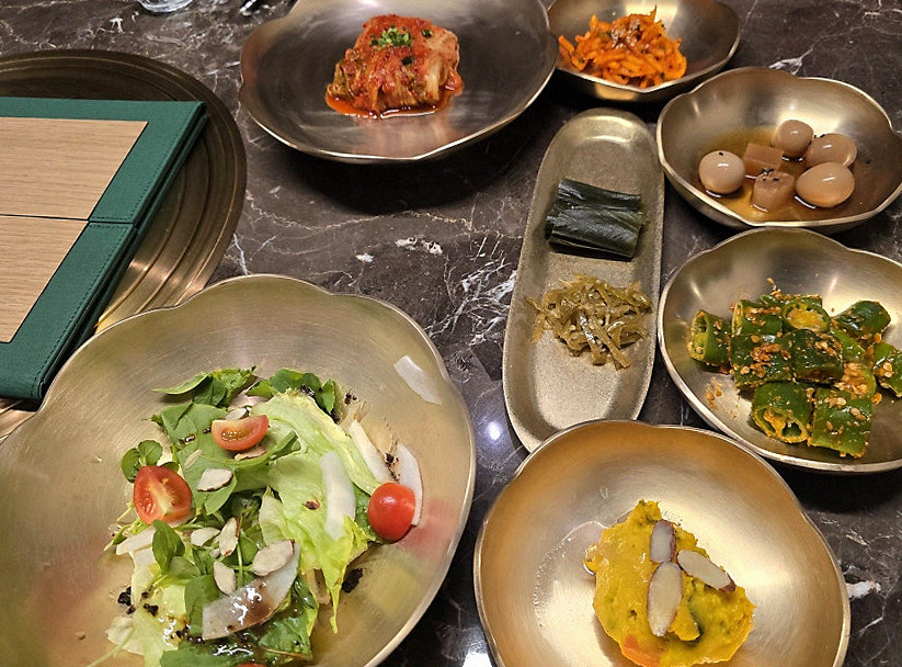 대보정 여의도점 · 여의도 룸식당 여의도 맛집 · 정갈하게 차려진 반찬과 곁들임 찬