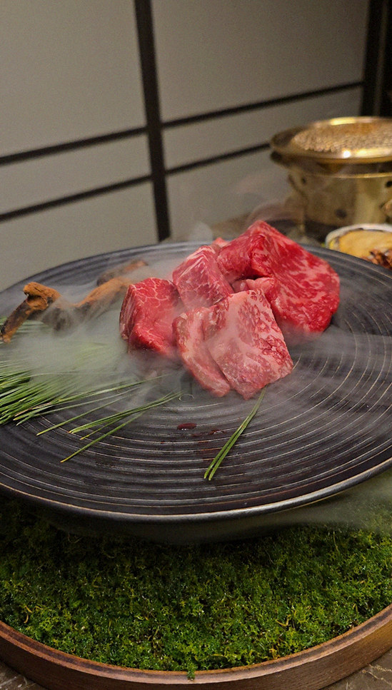 대보정 여의도점 · 여의도 룸식당 여의도 맛집 · 시그니처 한우 쇼잉 — 진열함에 담긴 마블링 한우와 캐비아