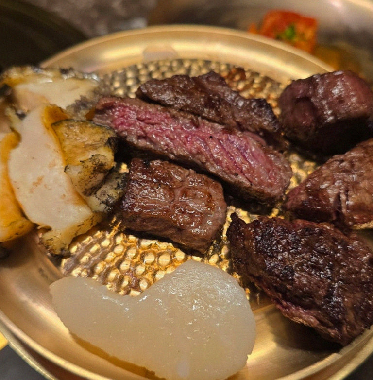 대보정 여의도점 · 여의도 룸식당 여의도 맛집 · 시그니처 한우 쇼잉 — 진열함에 담긴 마블링 한우와 캐비아