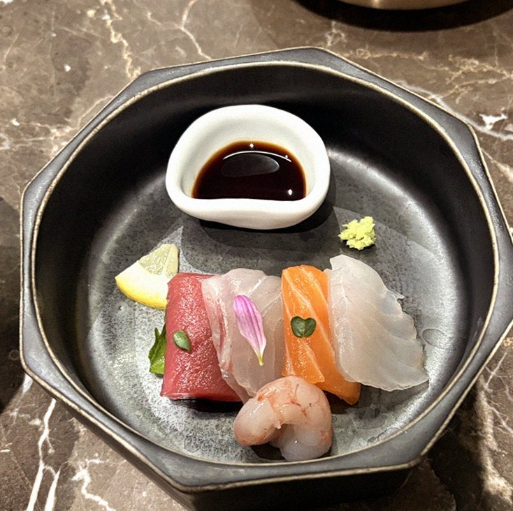 DAEBOJUNG Yeouido · seafood course served alongside the beef