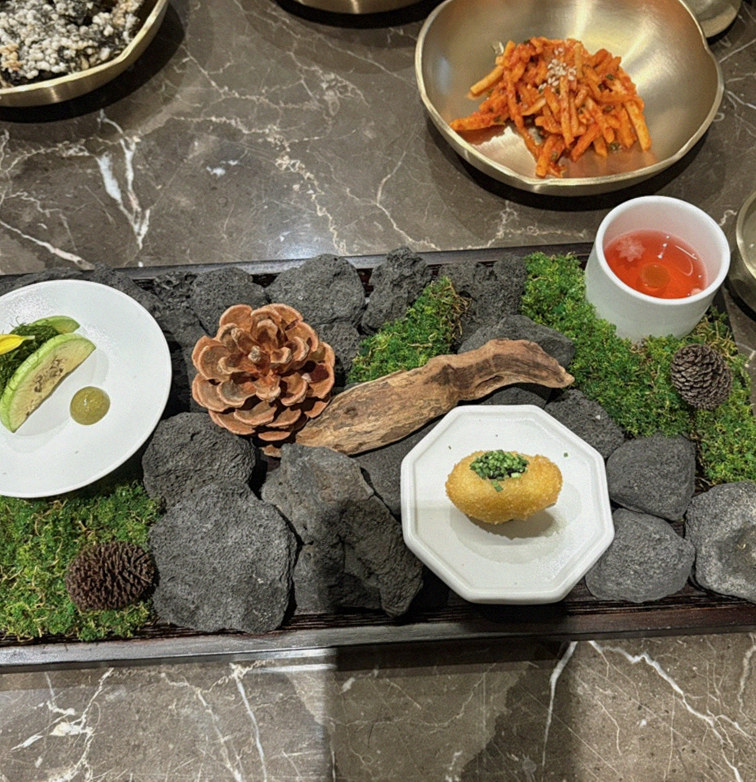DAEBOJUNG Yeouido · the signature Hanwoo showing — marbled beef cuts and caviar presented in a display chest