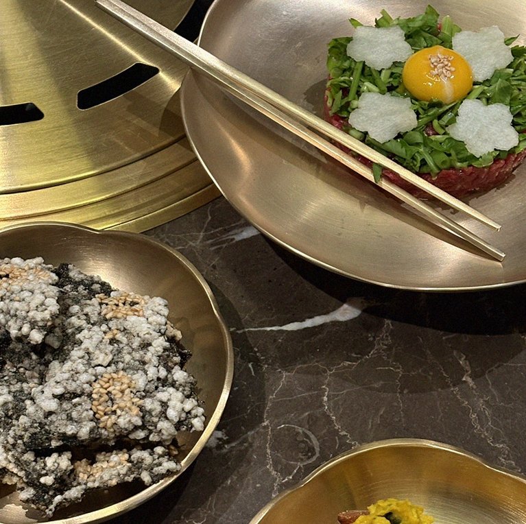DAEBOJUNG Yeouido · the signature Hanwoo showing — marbled beef cuts and caviar presented in a display chest