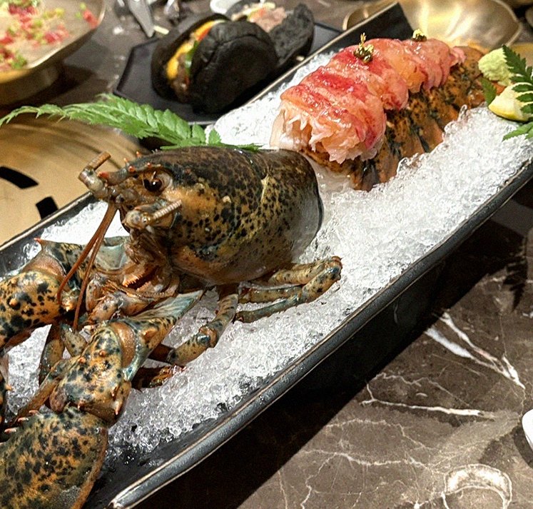 DAEBOJUNG Yeouido · seafood course served alongside the beef