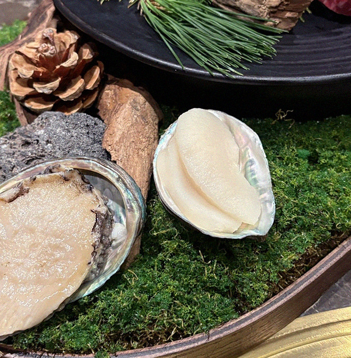 DAEBOJUNG Yeouido · the signature Hanwoo showing — marbled beef cuts and caviar presented in a display chest