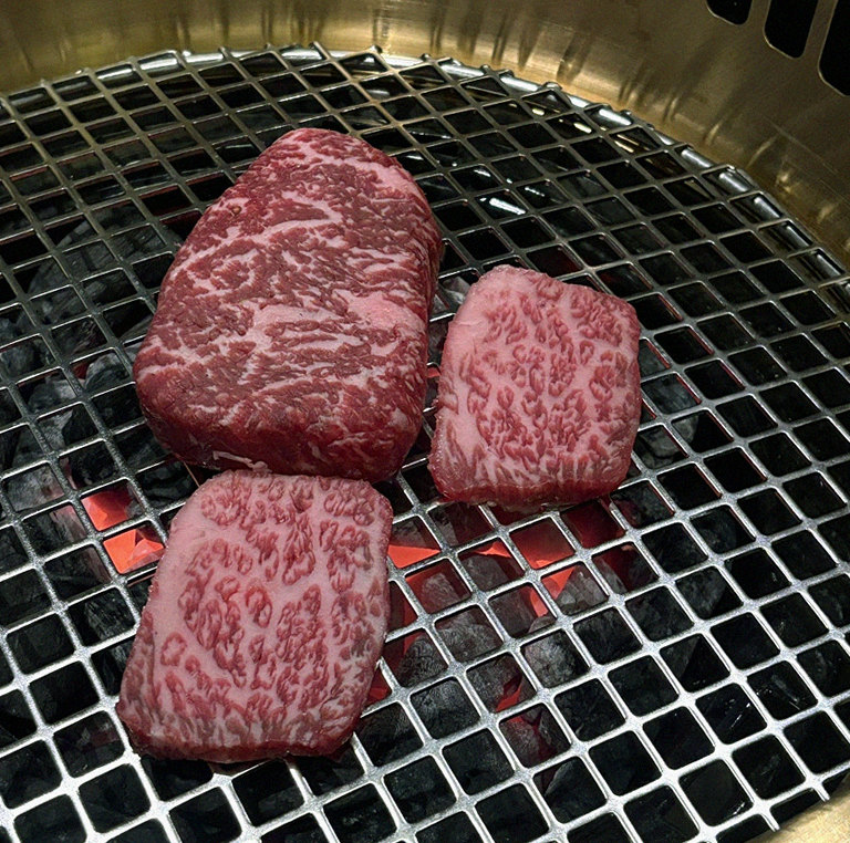 DAEBOJUNG Yeouido · premium marbled Hanwoo beef presented before grilling