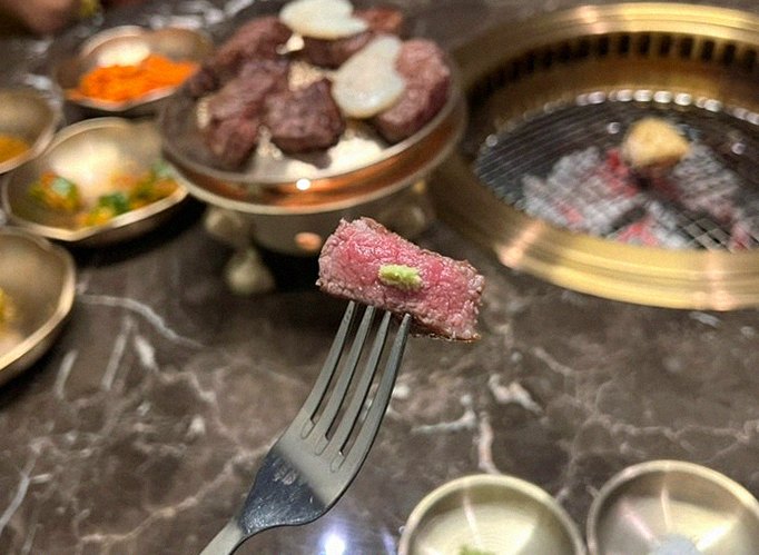 대보정 여의도점 · 여의도 룸식당 여의도 맛집 · 시그니처 한우 쇼잉 — 진열함에 담긴 마블링 한우와 캐비아