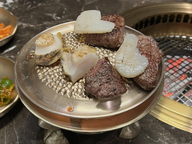 대보정 여의도점 · 여의도 룸식당 여의도 맛집 · 시그니처 한우 쇼잉 — 진열함에 담긴 마블링 한우와 캐비아